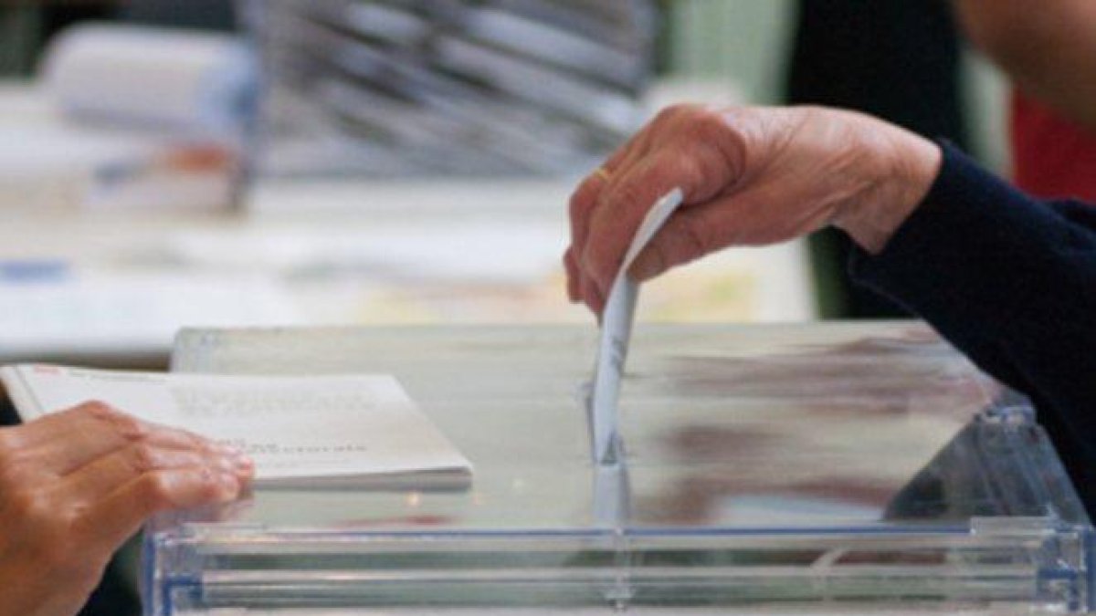 Una ciudadana introduciendo su voto en la urna.