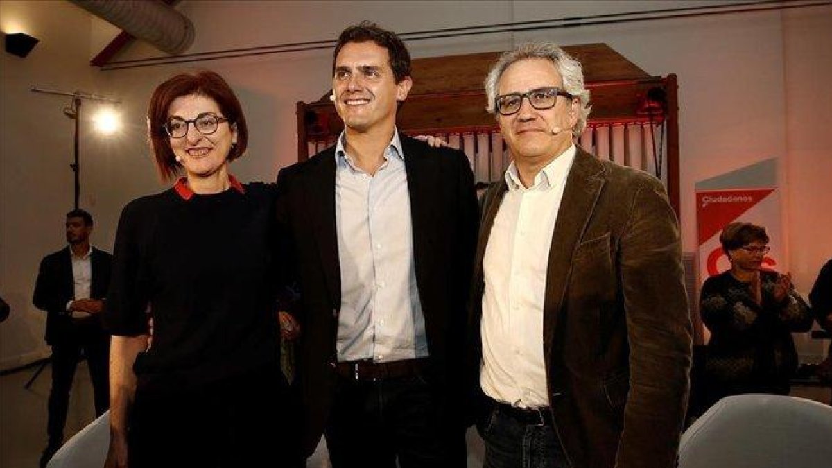 Albert Rivera, este sábado en Estella (Navarra), junto a la número dos de la lista de Ciudadanos para las elecciones europeas, Maite Pagazaurtundua, y el candidato Carlos Pérez Nievas.-