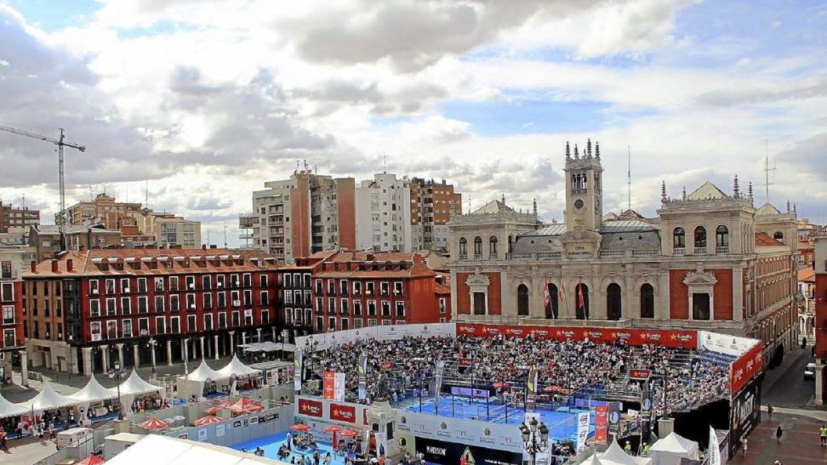 Imagen aérea de la última vez que el pádel profesional visitó la Plaza Mayor de Valladolid en 2012-El Mundo
