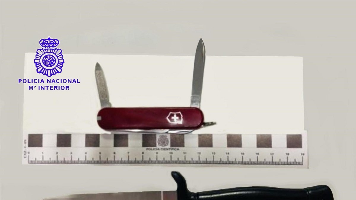 Puñal intervenido al detenido en Valladolid por amenazar a su vecino. - POLICÍA NACIONAL DE VALLADOLID