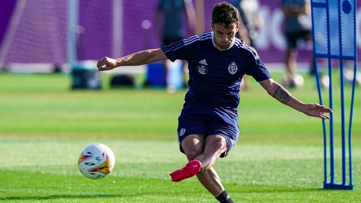 Moi Delgado, golpea el balón en un entrenamiento. / RVCF
