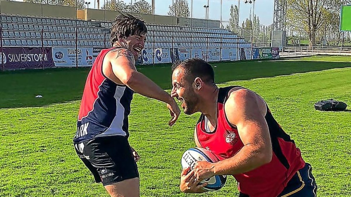 Sam Katz sonríe con el oval en la mano durante el entrenamiento de ayer.-E.M.