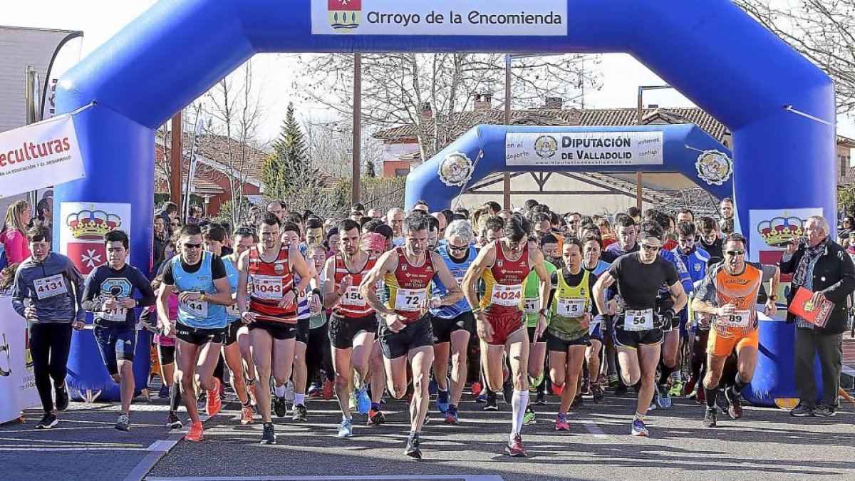 Los corredores inician la prueba, ayer por la mañana.-ICAL