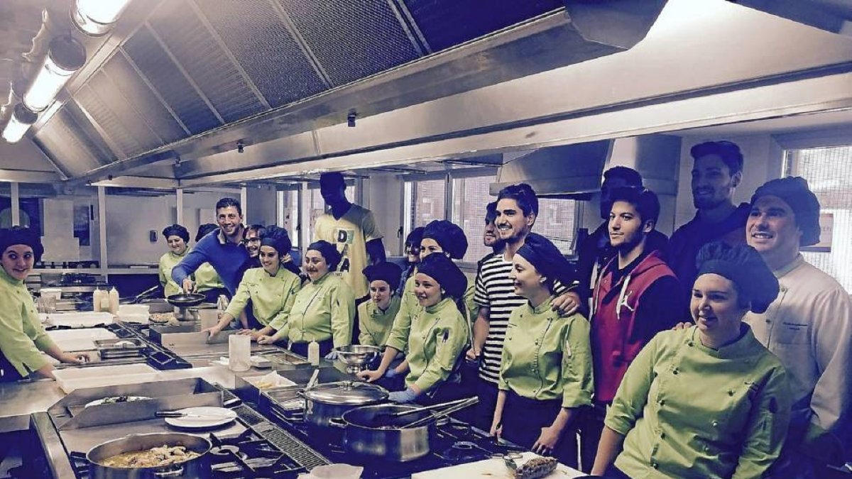 Jugadores del MyWigo Valladolid entre fogones junto a alumnos de la Escuela de Profesionales Alcazarén.-G.V.