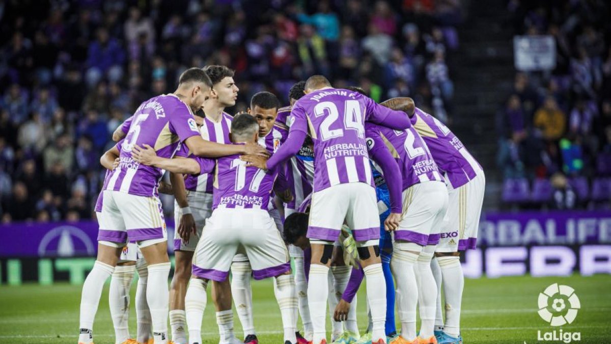 Jugadores del Real Valladolid hacen una piña en el duelo ante el Barcelona / LA LIGA