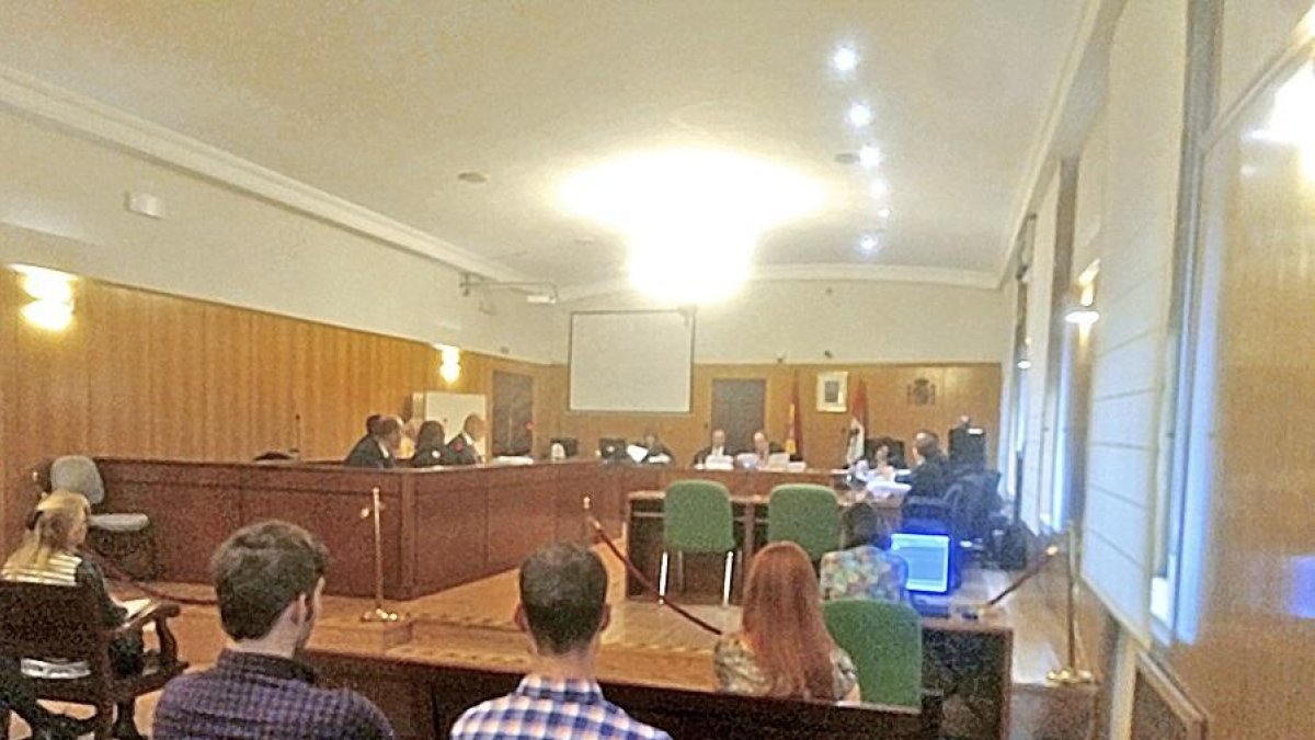 Juicio celebrado ayer en la Audiencia contra el constructor José Ángel R.E, y el bancario Rafael Ramón R.G .-E. M.