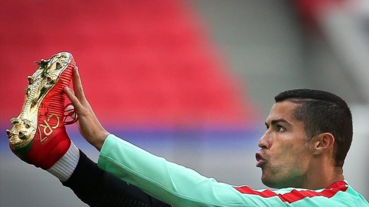 Cristiano Ronaldo, durante el entrenamiento de este sábado con la selección portuguesa en Kazán.-EFE / MARIO CRUZ