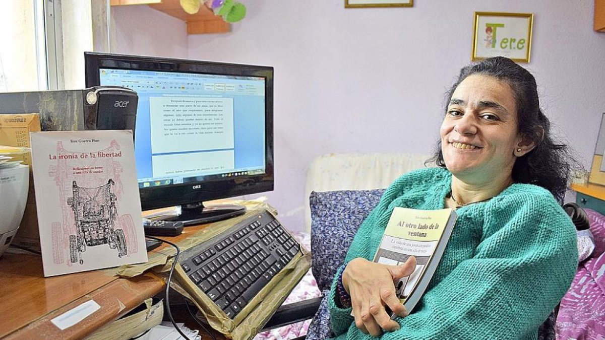 La escritora Tere Guerra, en su casa de Sogo de Sayago (Zamora), con sus dos libros publicados y el tercero, abierto en la pantalla de su ordenador.-ARGICOMUNICACIÓN