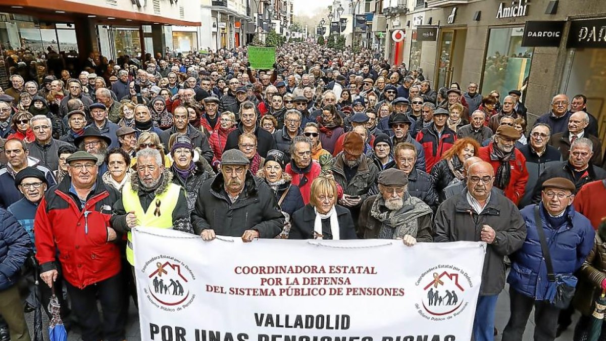 Cabecera de la manifestación en la calle Santiago, con cientos de personas aún sin haber arrancado en la plaza de Zorrilla.-J.M. LOSTAU