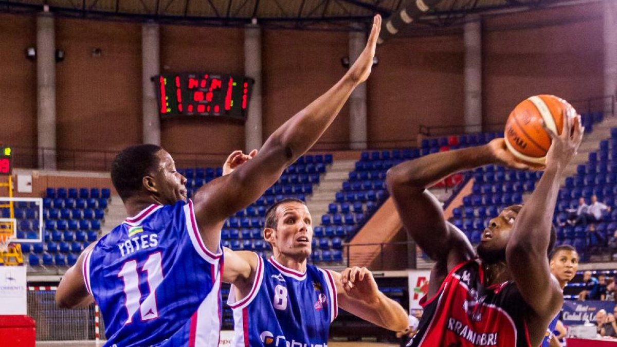 Graham-Bell parece temer el punteo del americano Evan Yates en el partido de ayer en Logroño.-LOF