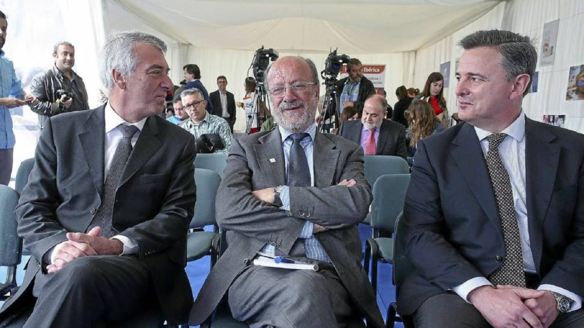 De la Riva, en la planta de levaduras flanqueado por directivos de Lasaffre, Marc Caiser y Luis Ronda-Ical