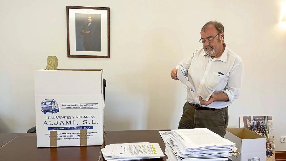 Fernando Rey  mete en cajas las pertenencias de su despacho.-PABLO REQUEJO.