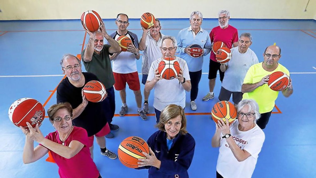 Los participantes en ‘SuperSenior’ posan para TODO DEPORTE antes de comenzar su entrenamiento en el centro cívico José Luis Mosquera.-J. M. LOSTAU