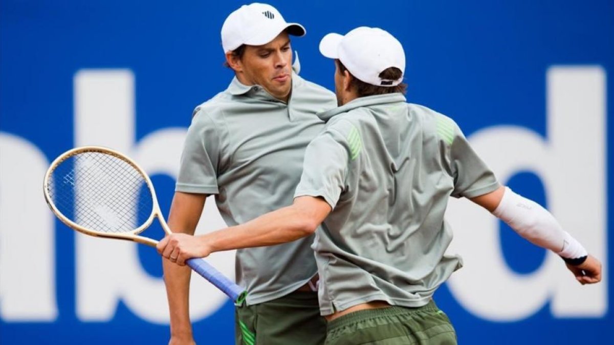 Bob (izquierda) y Mike Bryan celebran un punto durante su partido contra Kubot y Matkowski, el miércoles en el torneo de Barcelona.-GETTY / ÁLEX CAPARRÓS