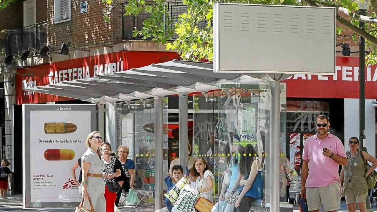 Marquesina de autobús en el Paseo de Zorrilla-J.M LOSTAU