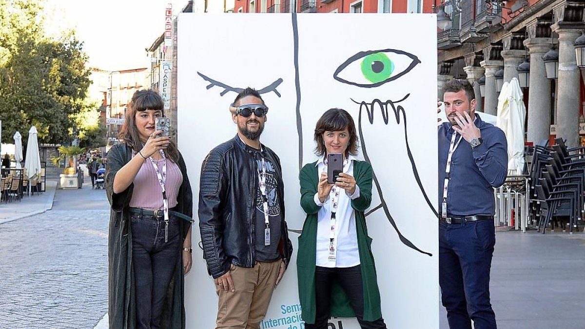 Marta Álvarez, Roberto Romero, Esther Pérez-Atam y Marcelo Santamaría posan con el cartel de Seminci.-SEMINCI