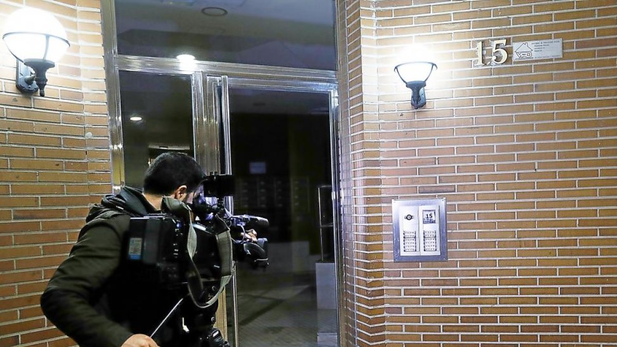 Los vecinos del bloque 15 de Federico Landrove coincidieron en la buena relación que mantenía la madre y su hijo, ahora detenido.-J.M. LOSTAU