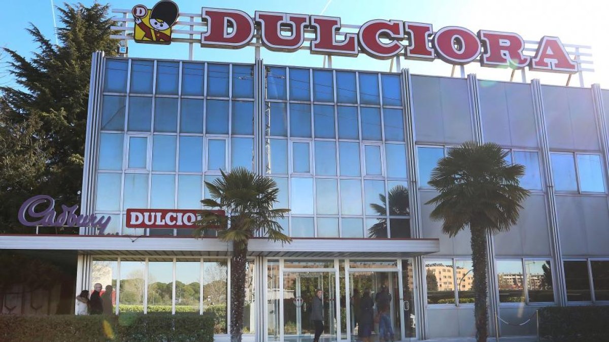 Un grupo de trabajadores acude a la asamblea de Dulciora-ICAL