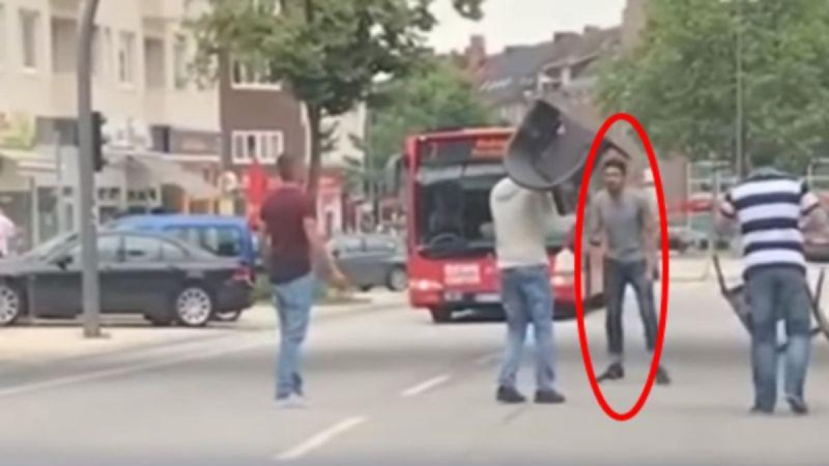 El agresor de Hamburgo poco antes de ser reducido por unos viandantes.-EL PERIÓDICO