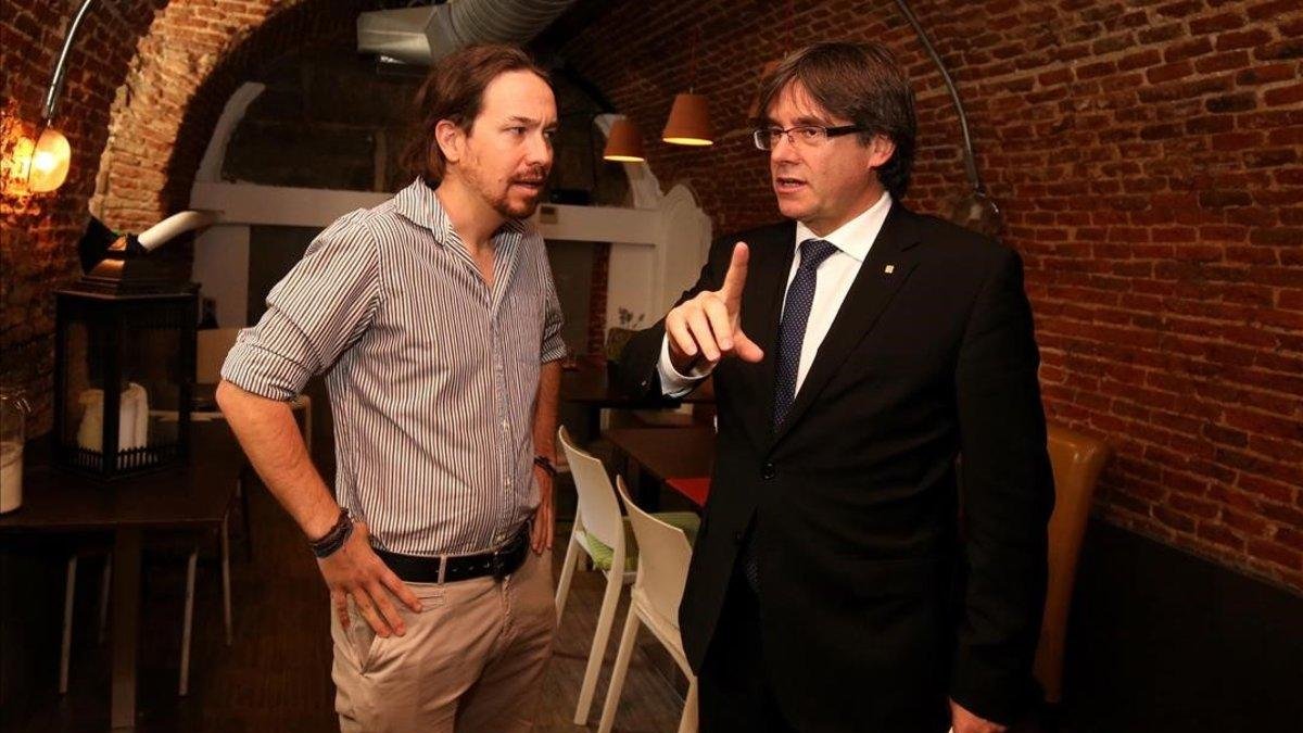 Iglesias y Puigdemont.-RUBÉN MORENO