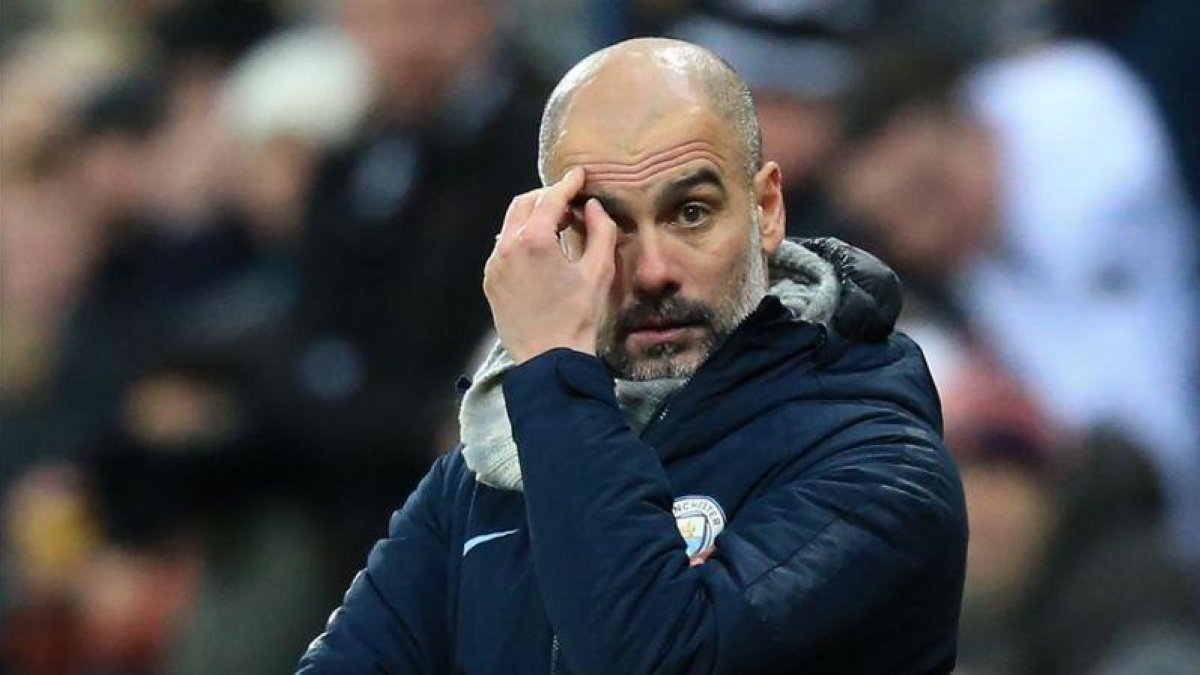 Pep Guardiola se lamenta por la derrota de sus jugadores ante el Newcastle.-EL PERIÓDICO