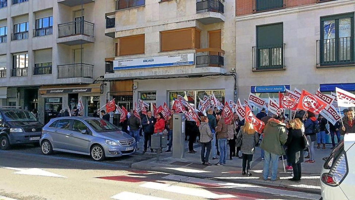 Manifestación de los sindicatos a la puerta de la sede de la Asociación de Hostelería.-EL MUNDO