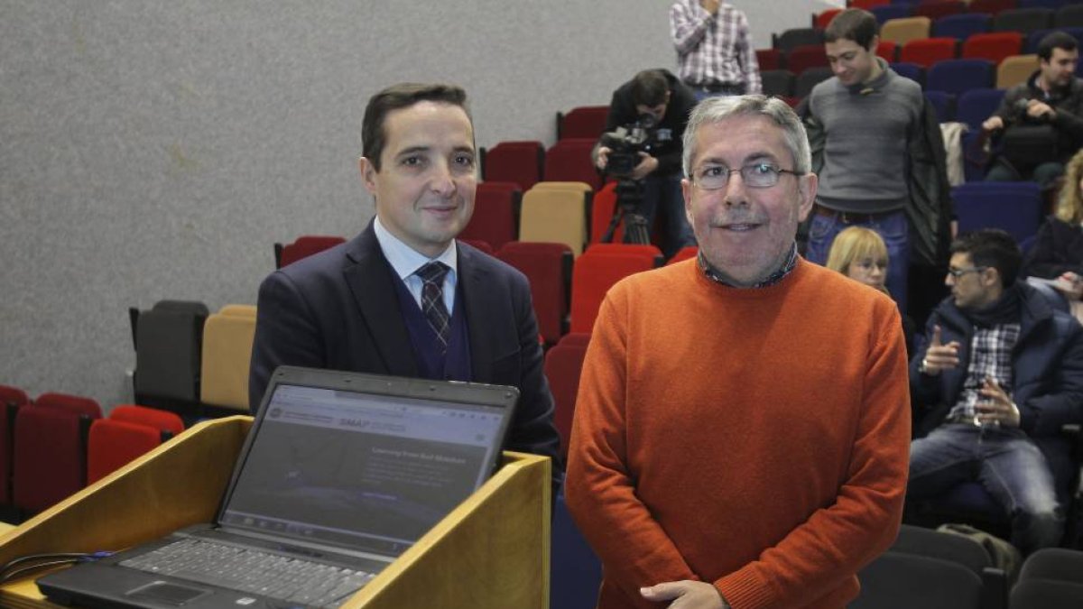 El vicerrector de Investigación y Transferencia de la Universidad de Salamanca, Juan Manuel Corchado (i), y el director de HIDRUS, José Martínez Fernández-Efe / J. M . García