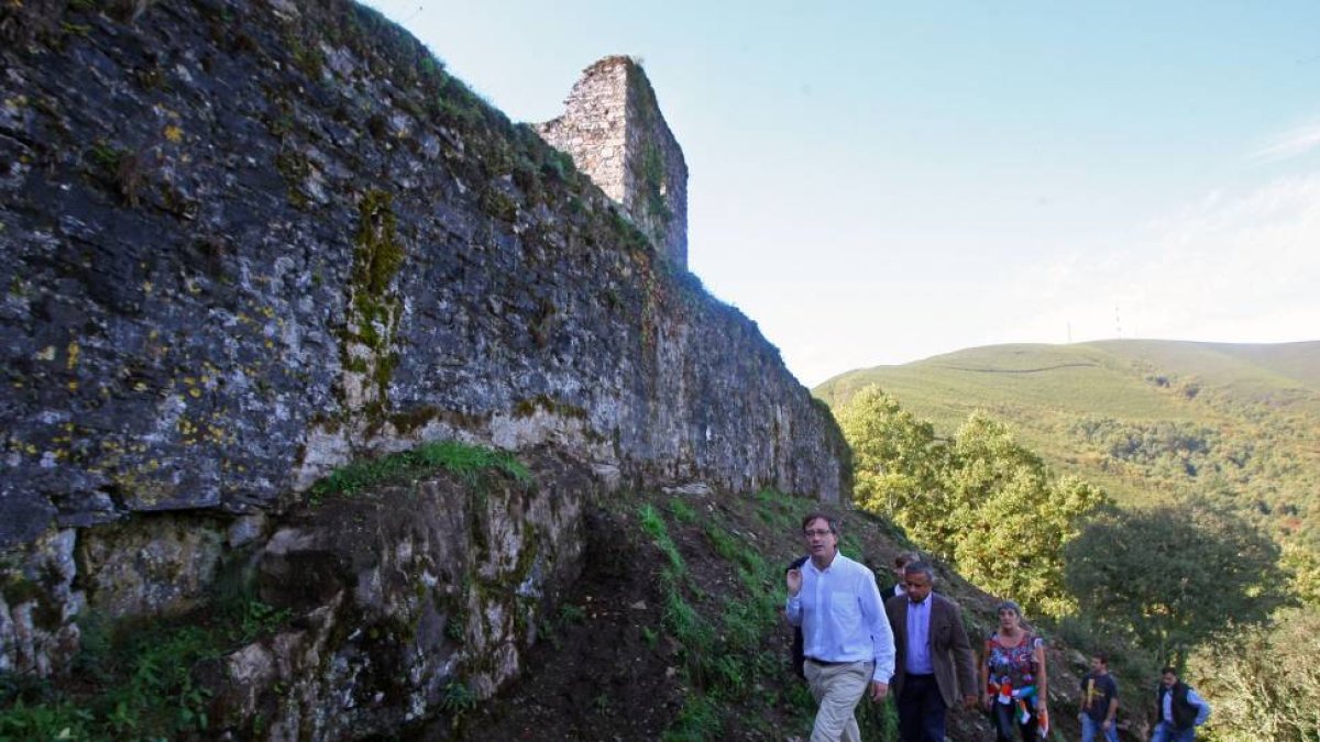 El director general de Patrimonio Cultural, Enrique Saiz (I), visita la rehabilitación llevada a cabo en el Castillo de Sarracín en la localidad de Vega de Valcarce (León)-Ical
