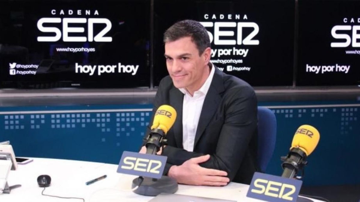 El secretario general del PSOE, Pedro Sánchez, este martes, en el estudio de la cadena SER.-CADENA SER