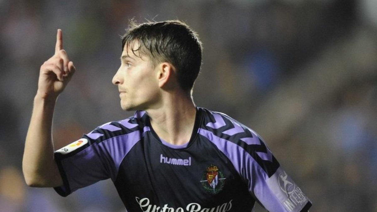 El atacante blanquivioleta Toni Villa celebra el gol marcado a la Real Sociedad en el último partido.-LALIGA