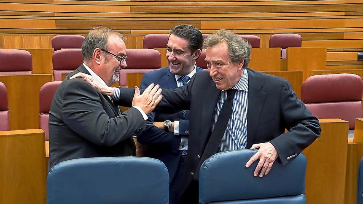Fernando Rey y José Antonio De Santiago-Juárez se saludan antes del Pleno de las Cortes, en presencia de Juan Carlos Suárez-Quiñones.-PABLO REQUEJO (PHOTOGENIC)