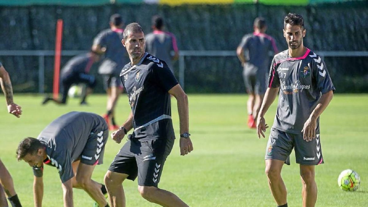Garitano participó con los jugadores en los rondos; en la imagen junto a Javi Moyano.-Pablo Requejo