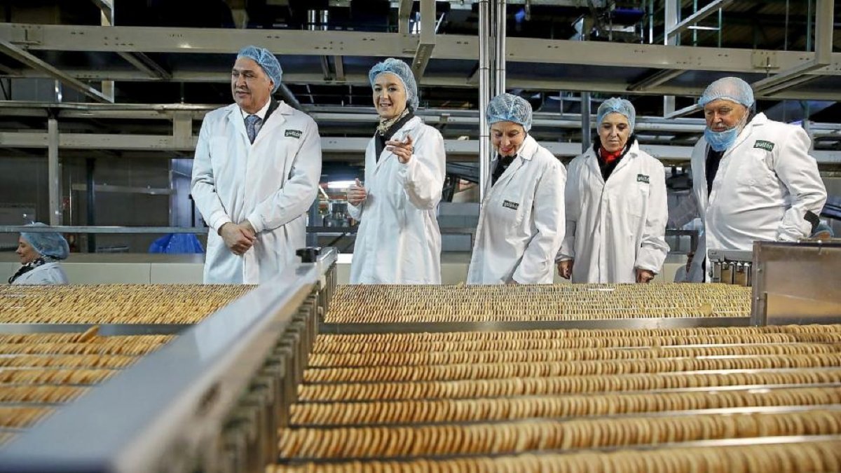 Juan Miguel Martínez Gabaldón, Isabel García Tejerina, María Teresa Rodríguez y María José Salgueiro, durante la visita a la fábrica de Gullón en Aguilar.-E.M.