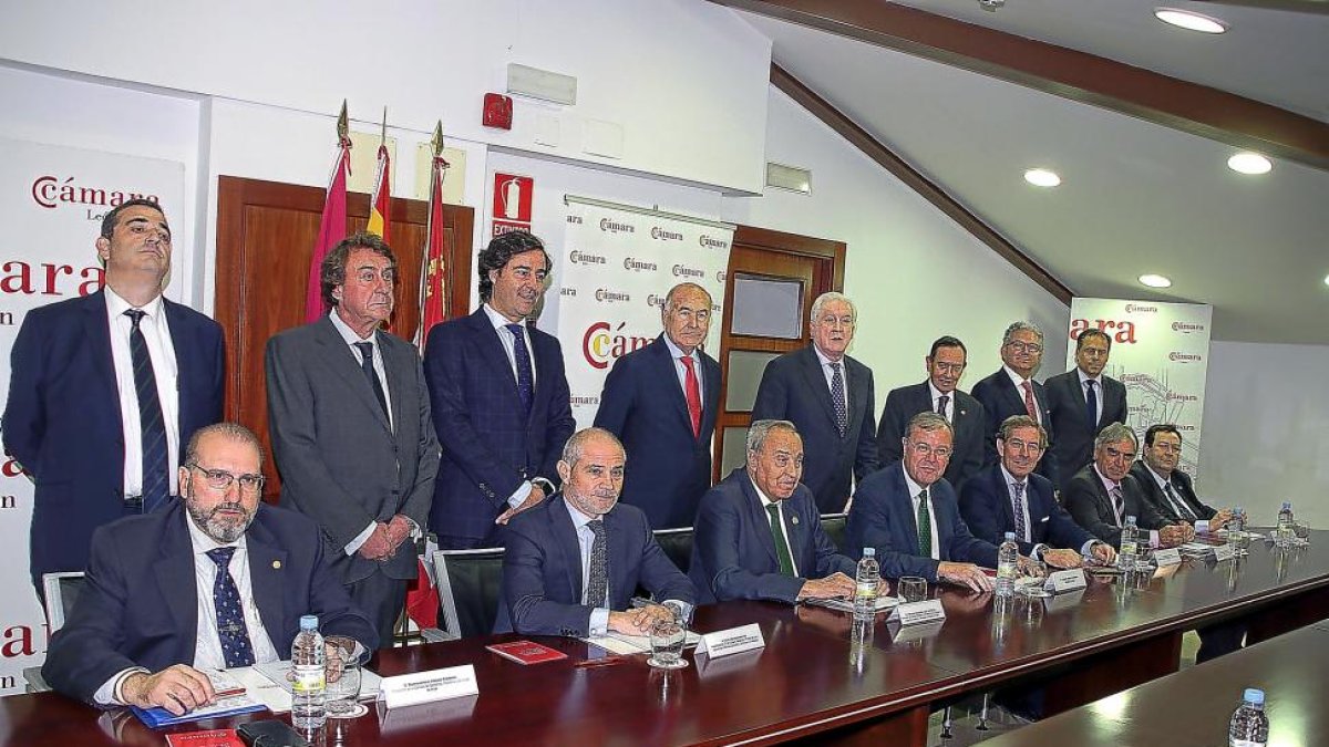 Presidentes de Cámaras con Silván en el último pleno del Consejo Regional de Cámaras celebrado en León.-ICAL