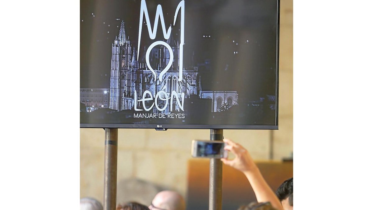Asistentes a la presentación de la candidatura en el Palacio de los Guzmanes.-ICAL