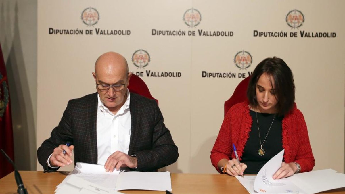 El presidente del Grupo Popular de la Diputación de Valladolid, Jesus Julio Carnero, y la portavoz del Grupo Provincial Ciudadanos, Pilar Vicente Tomás, firman y presentan el “Acuerdo político y económico para la aprobación del presupuesto”-ICAL