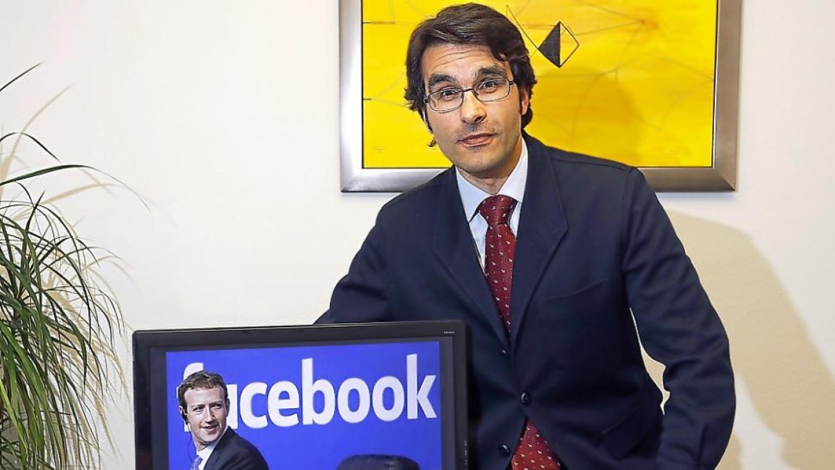 Luis Gervás, en su despacho de Valladolid, ante una imagen del creador de Facebook, Mark Zuckerberg.-J.M. LOSTAU