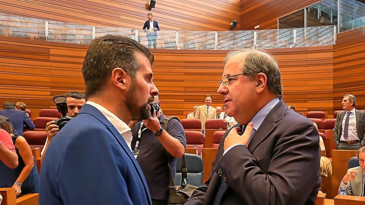 El portavoz socialista, Luis Tudanca, saluda al presidente de la Junta en el Hemiciclo.-ICAL