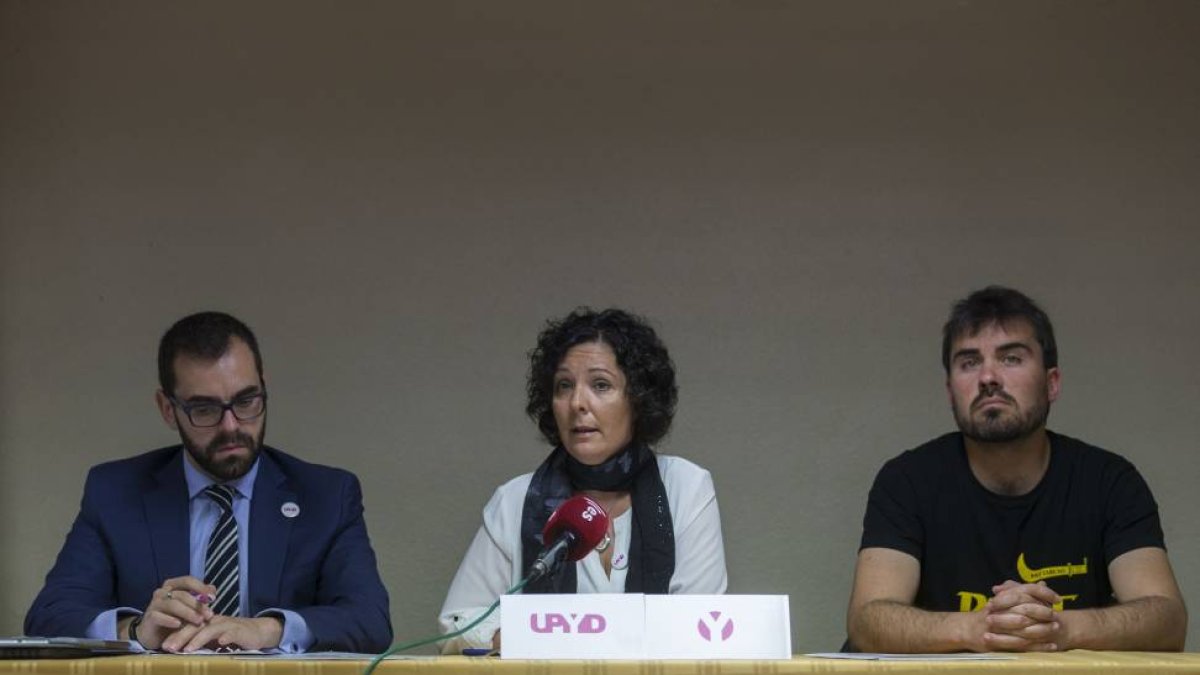 El portavoz de UPyD en Castilla y León, Sergio Carpio (I), ofrece una rueda de prensa. Le acompañan en la imagen, Águeda Arranz (C), miembro del Consejo de Dirección de UPyD y Juan Carlos González (D), portavoz de BRIF.-ICAL