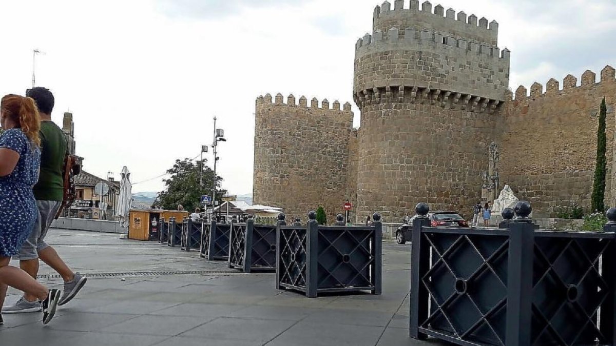 Grandes maceteros se encuentran ya colocados en los accesos y en todo el casco histórico de la capital abulense.-A. GARCÍA