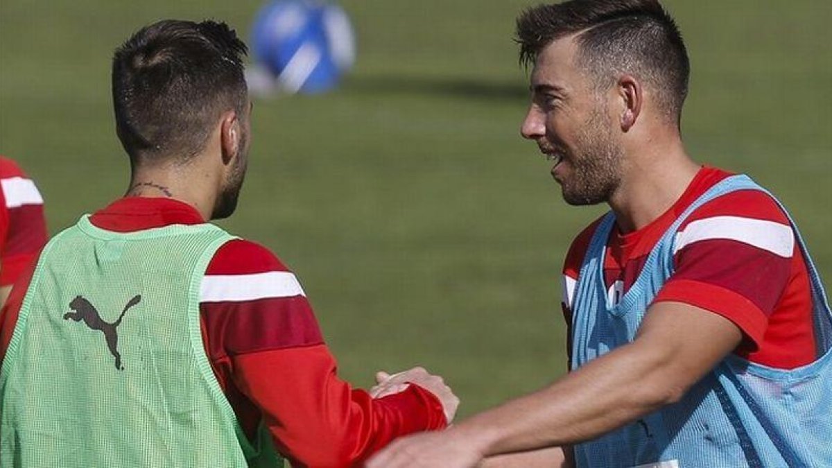 Enrich y Luna fueron blanco de mofas por parte de los seguidores de Osasuna.-EFE / JAVIER ETXEZARRETA