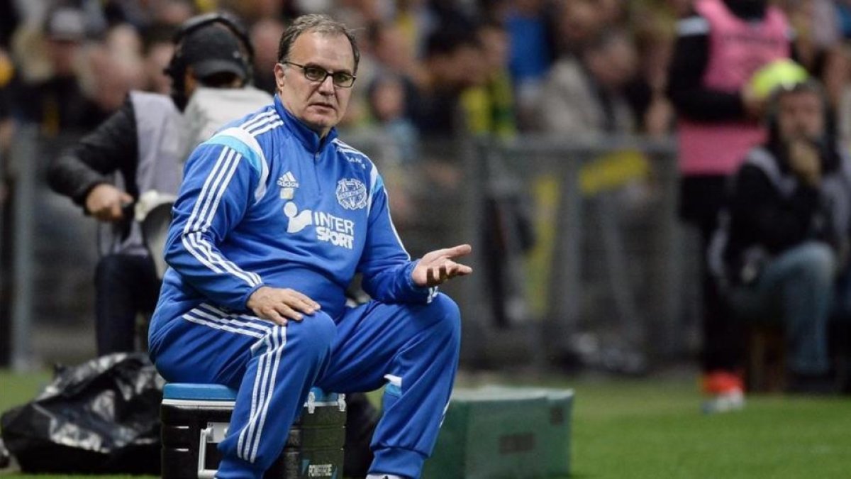 Marcelo Bielsa, sobre una nevera, da instrucciones en un partido del Marsella, su último equipo.-AFP / JEAN-SEBASTIEN EVRARD