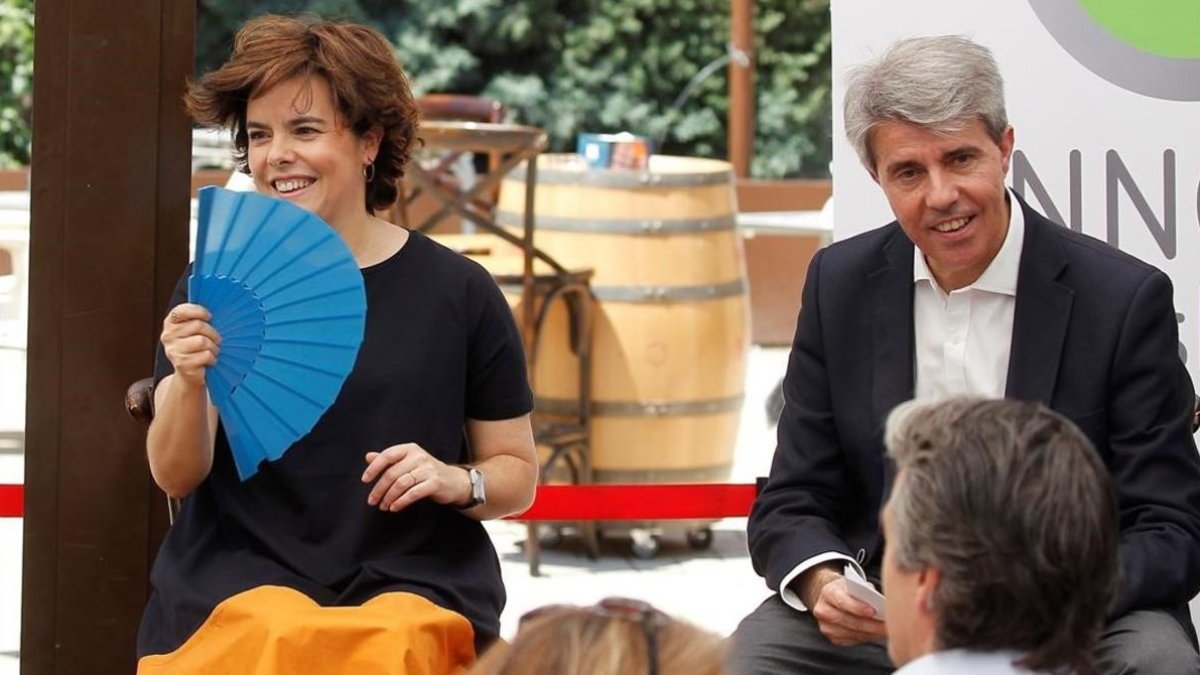 La candidata Soraya Sáenz de Santamaría y el presidente de la Comunidad de Madrid, Ángel Garrido, en un acto este domingo en Madrid.-VICTOR LERENA (EFE)
