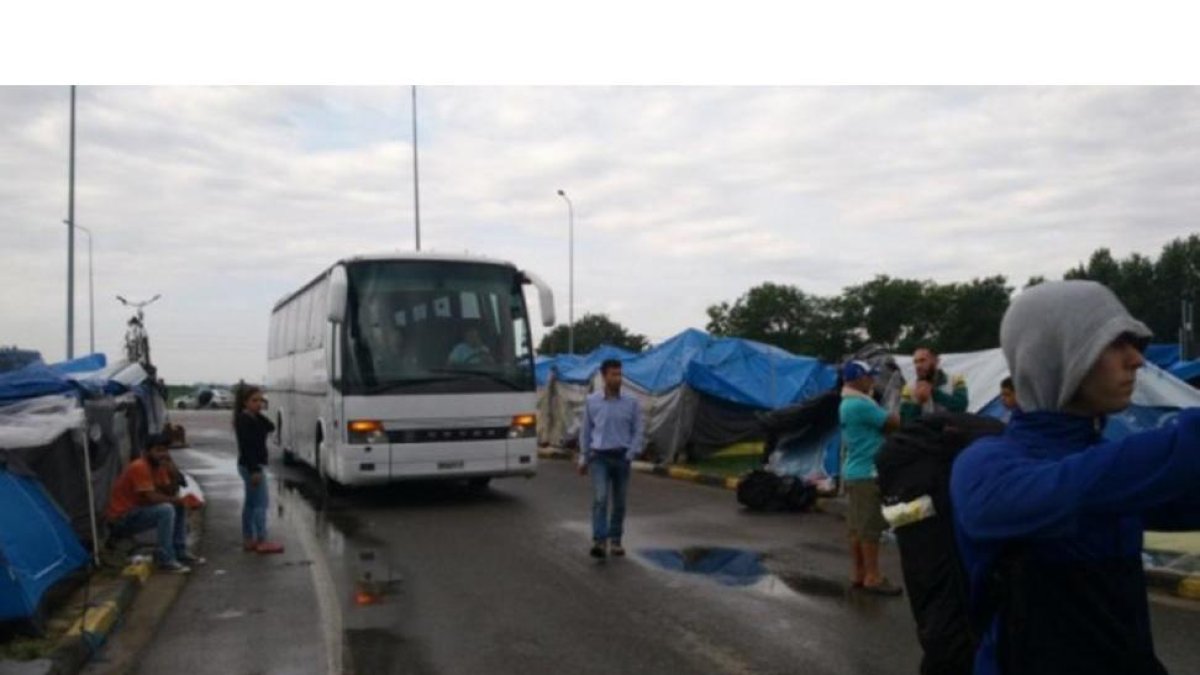 Varios autobuses trasladarán a los refugiados desde el campamento de Eko, en Grecia, hacia los centros organizados.-ARES MASIP / TWITTER