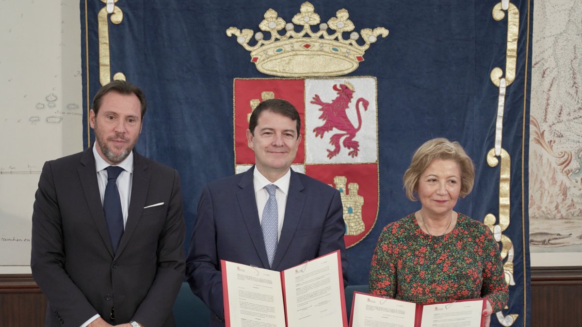 Puente, Fernández Mañueco y Tara Lindstedt, de InoBat, tras la firma del protocolo. | ICAL