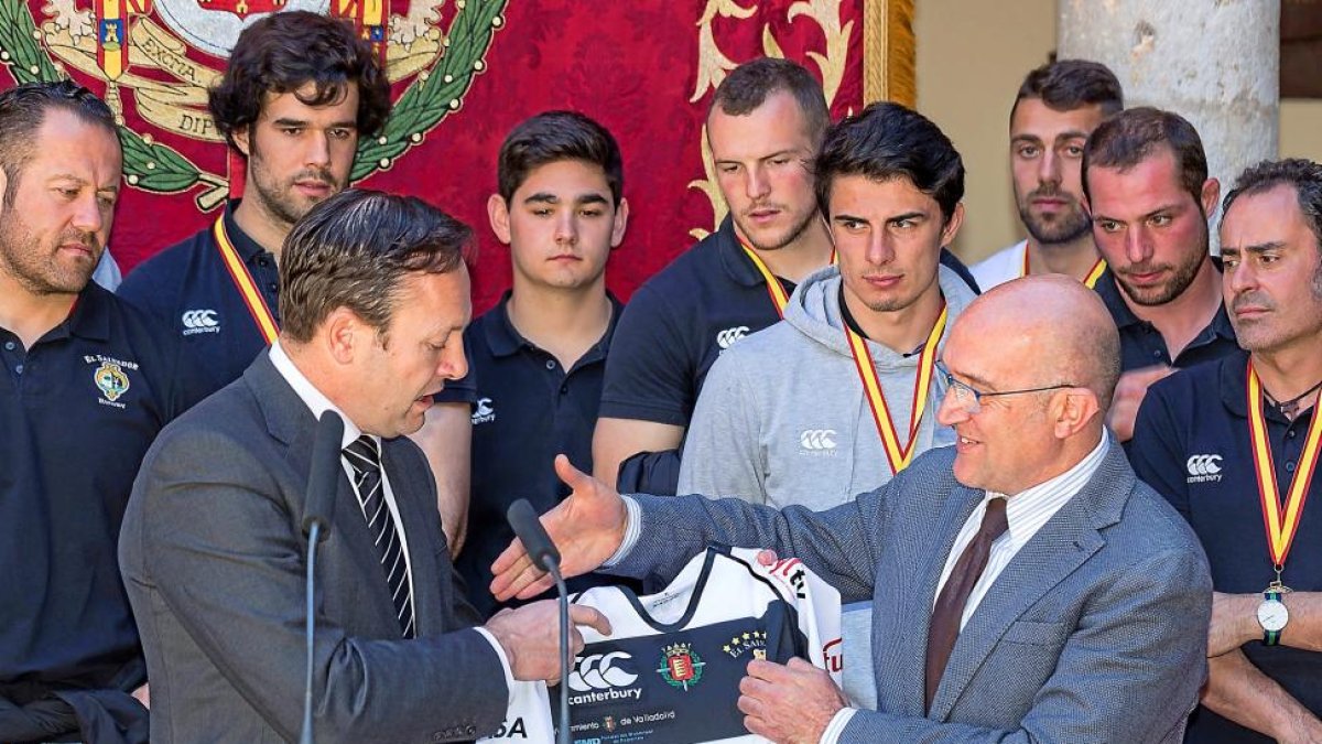 Hansen regala a Carnero una camiseta del SilverStorm El Salvador, ayer, durante la recepción en Pimentel.-E. M.