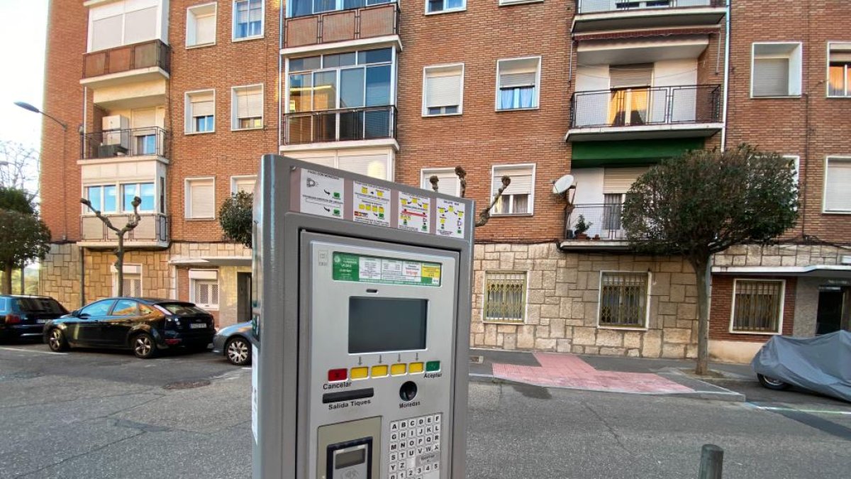 Parquímetro de la ORA en la calle Sarasate de Cuatro de Marzo.- J.M. LOSTAU