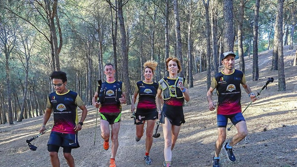 Mohamed Ahmed, Luis Lorenzo, Eva María Pérez, Patricia Sangrador y Óscar Fernández Giralda, descienden una de las cuestas del Cerro de Las Contiendas.-J.M. LOSTAU