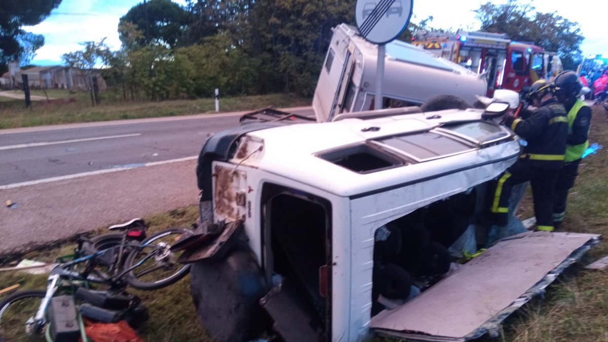 Caravana dañada por la colisión frontal con un vehículo. -BOMBEROS DIPUTACIÓN