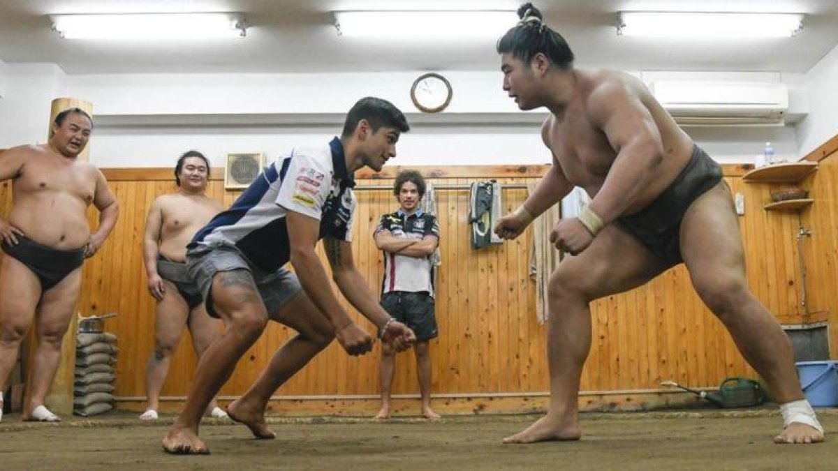 Jorge Martin, lider de Moto3, saluda e intenta enfrentarse (en broma) a un luchador de sumo, hoy, en Tokio.-MOTOGP.COM / DIEGO SPERANI